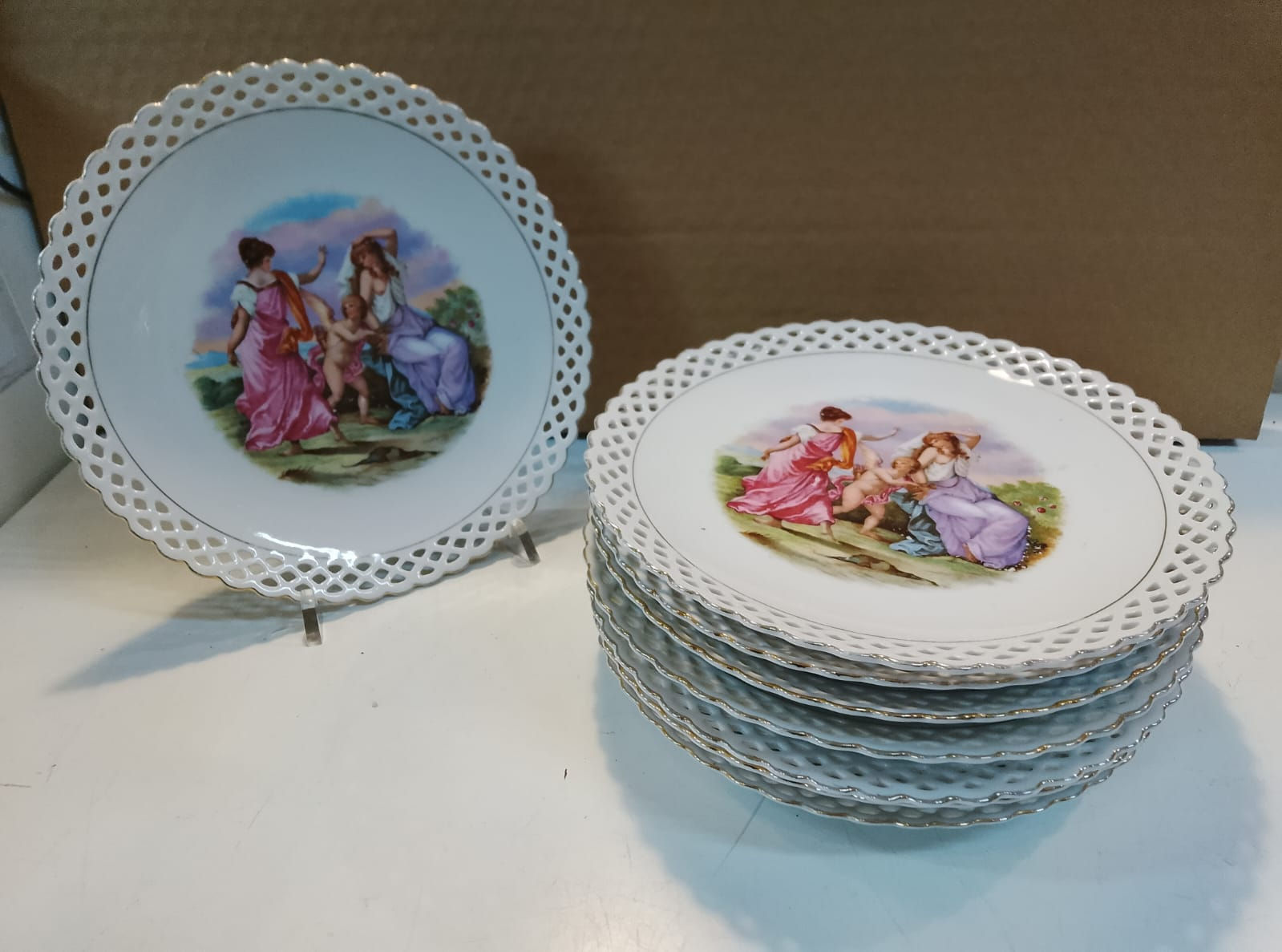 Servizio per 8 Piattini Frutta e Dolce Porcellana Decoro Ninfe e Bordo Traforato