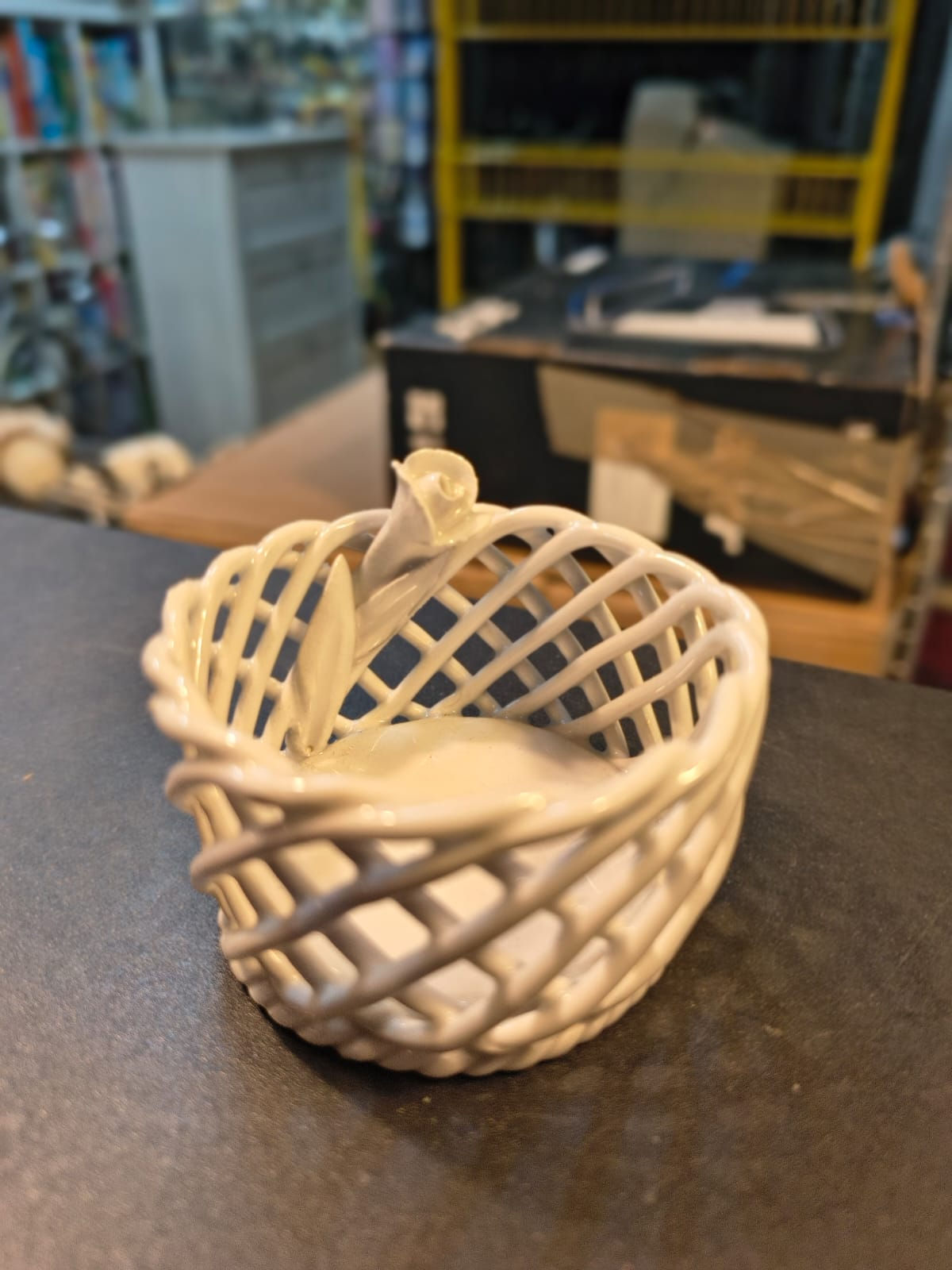 Soprammobile Miniatura Cestino con Calla in Porcellana Bianca di Capodimonte