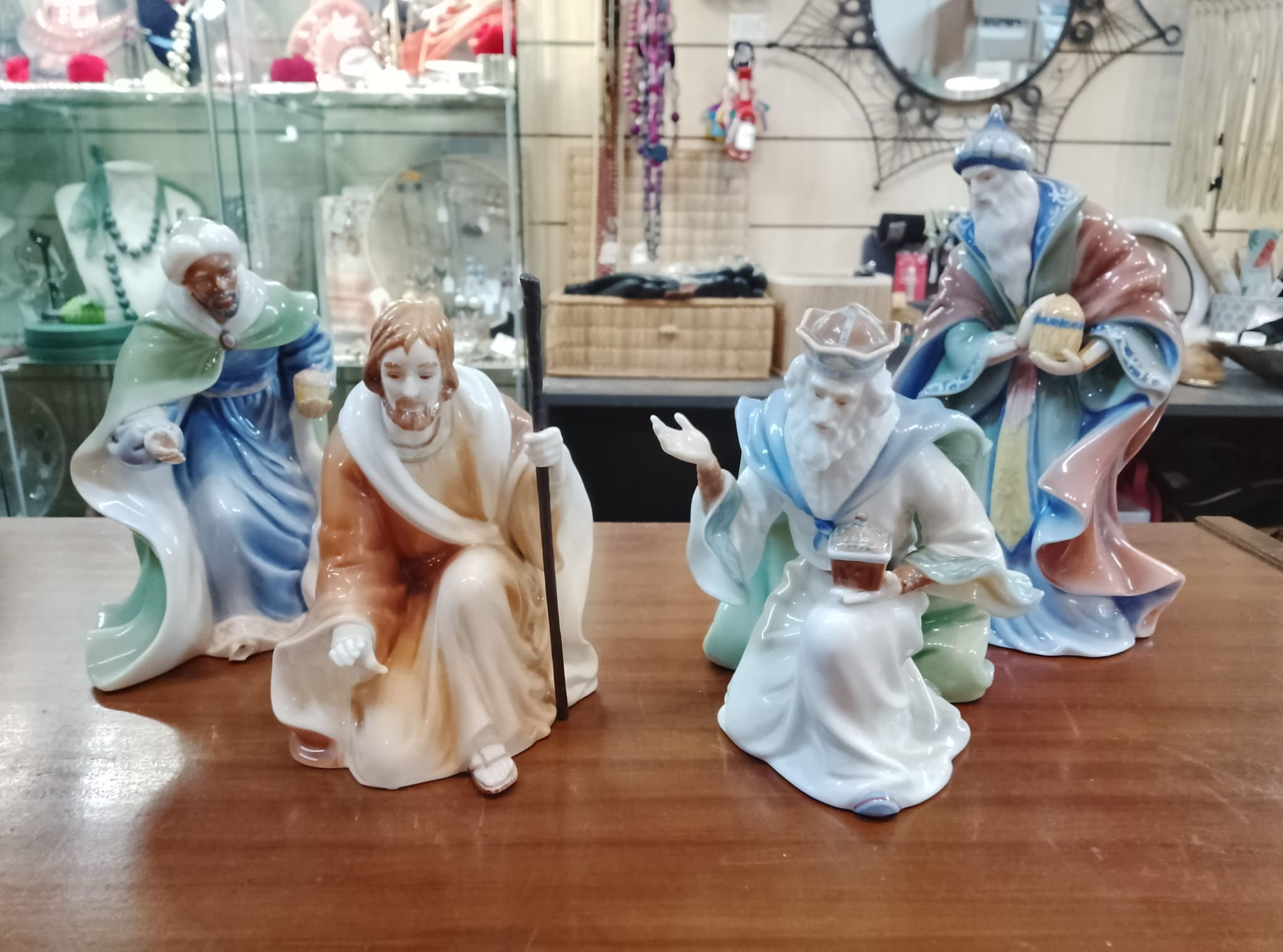 Statua per presepe in Porcellana h25 cm FRANZ PORCELAIN Varie a Scelta
