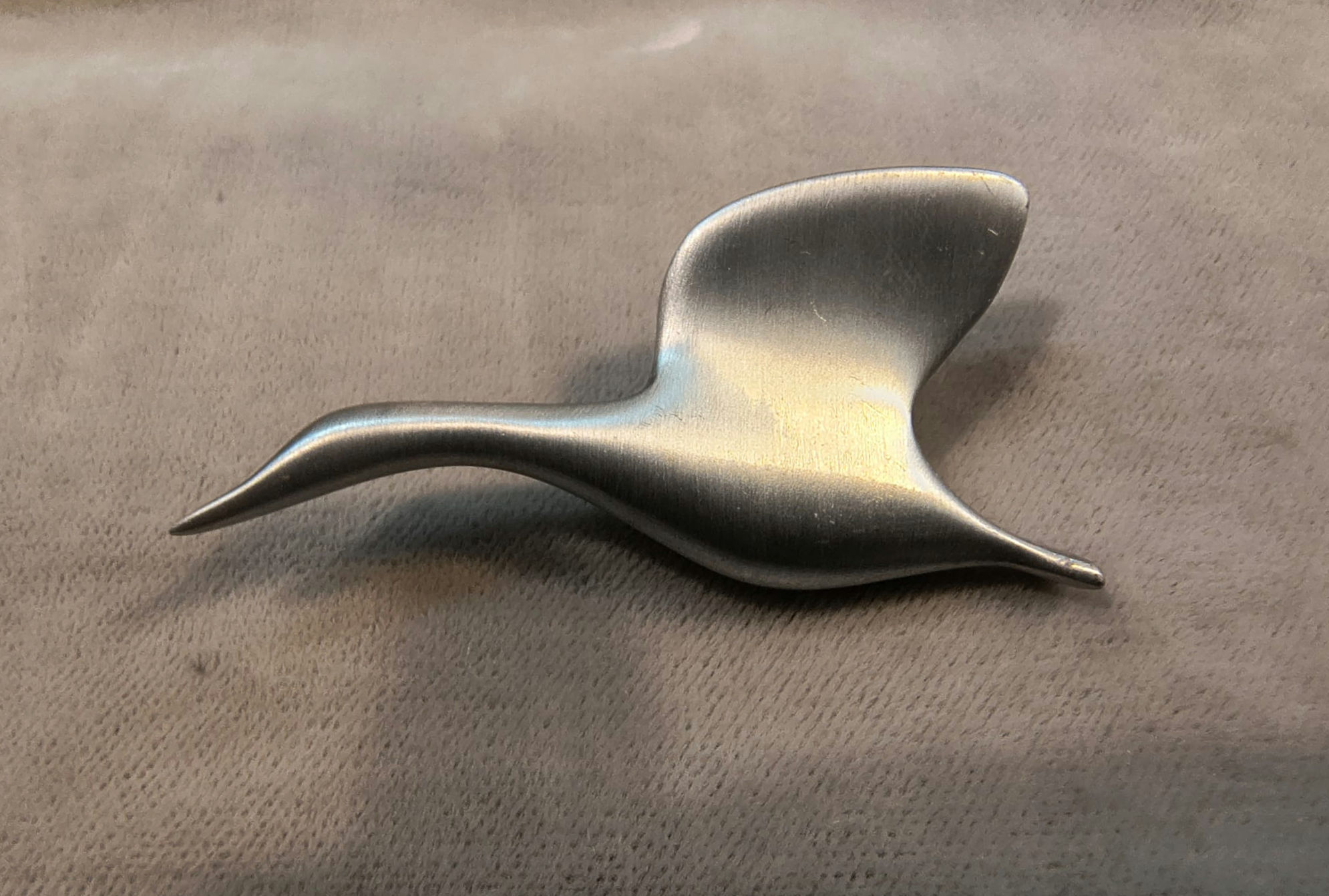 Spilla Anatra in Volo in Acciaio Spazzolato