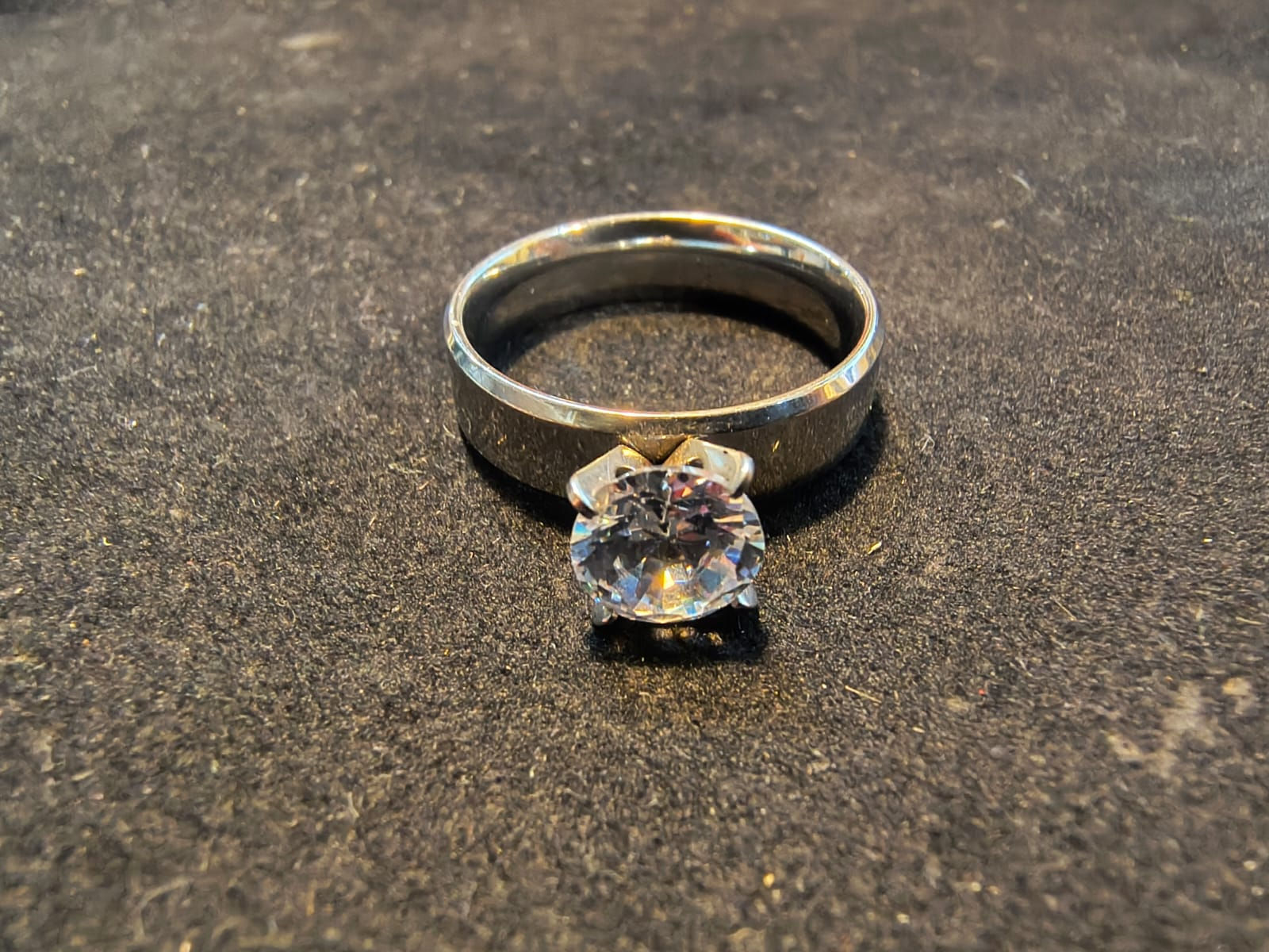 Anello Solitario con Montatura in Acciaio