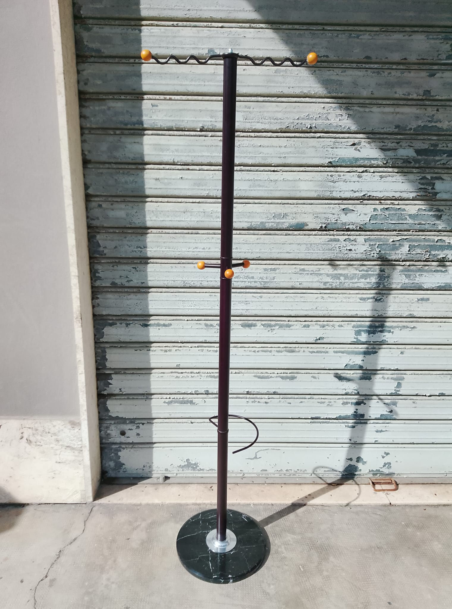 Appendi Abiti a Piantana Nero e Ciliegio con Base in Marmo