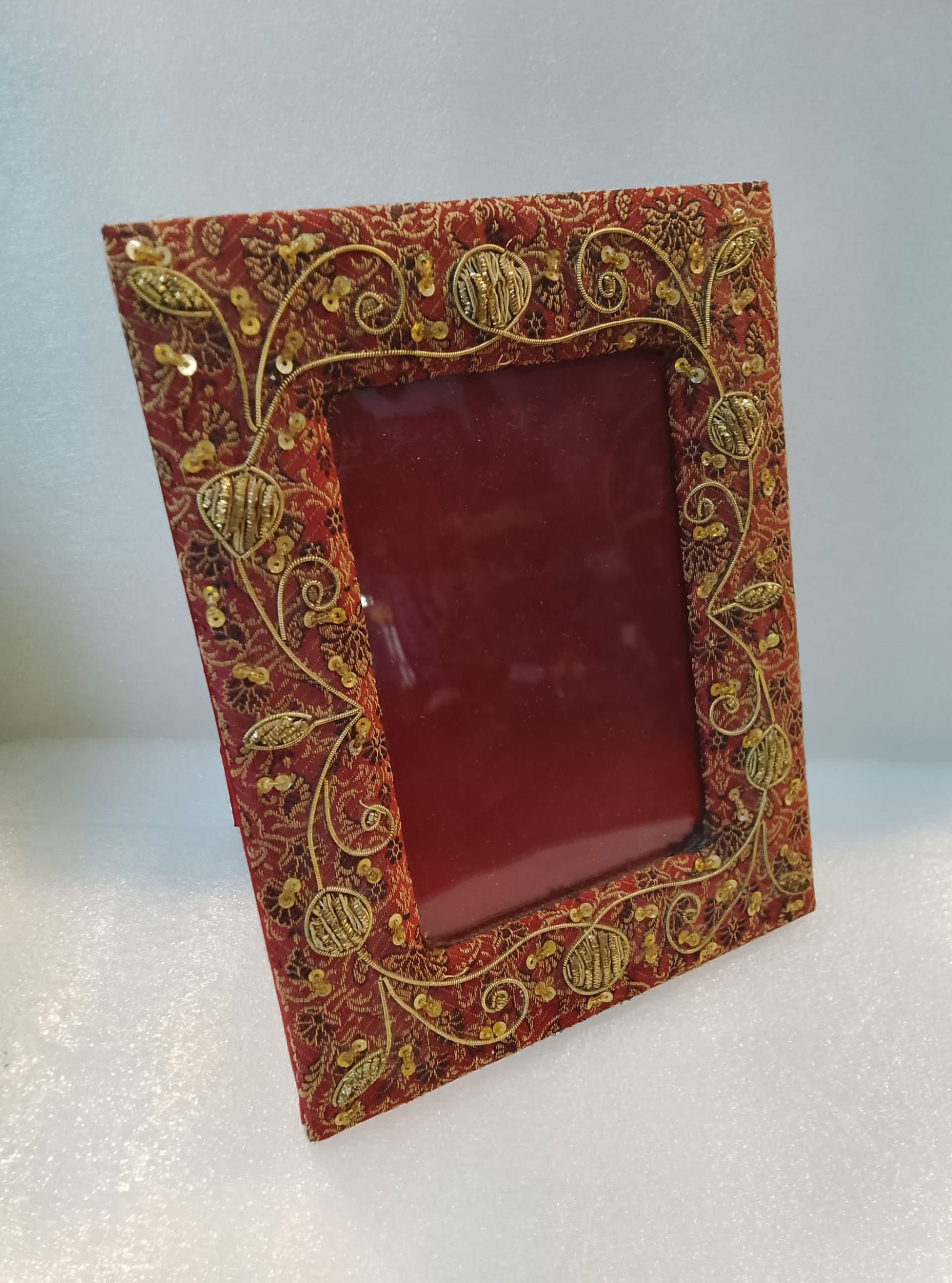 Cornice Portafoto da Appoggio in Tessuto Vinaccia Decorata con Perline