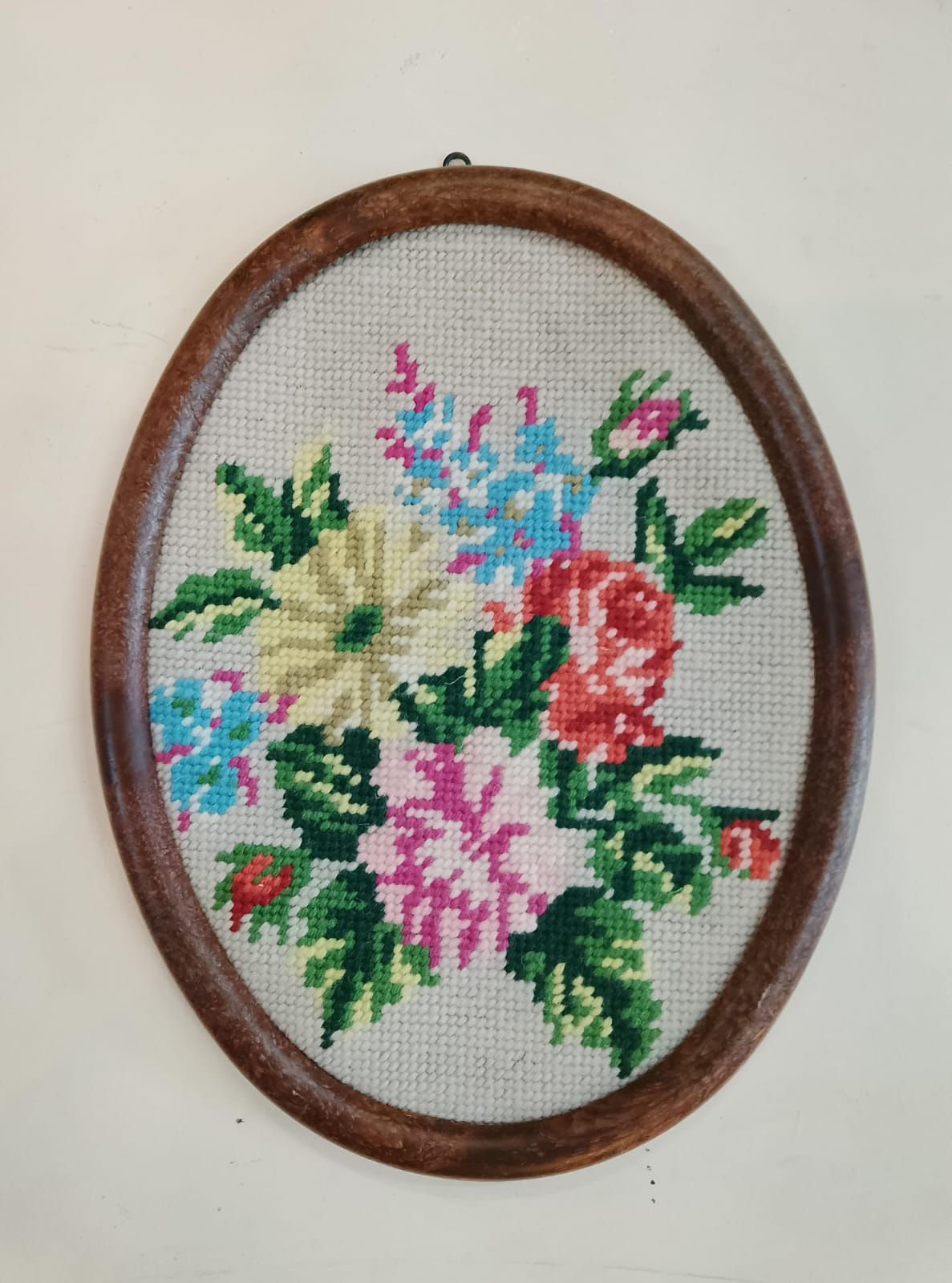 Quadro Ovale Fiori Ricamati a Punto Croce