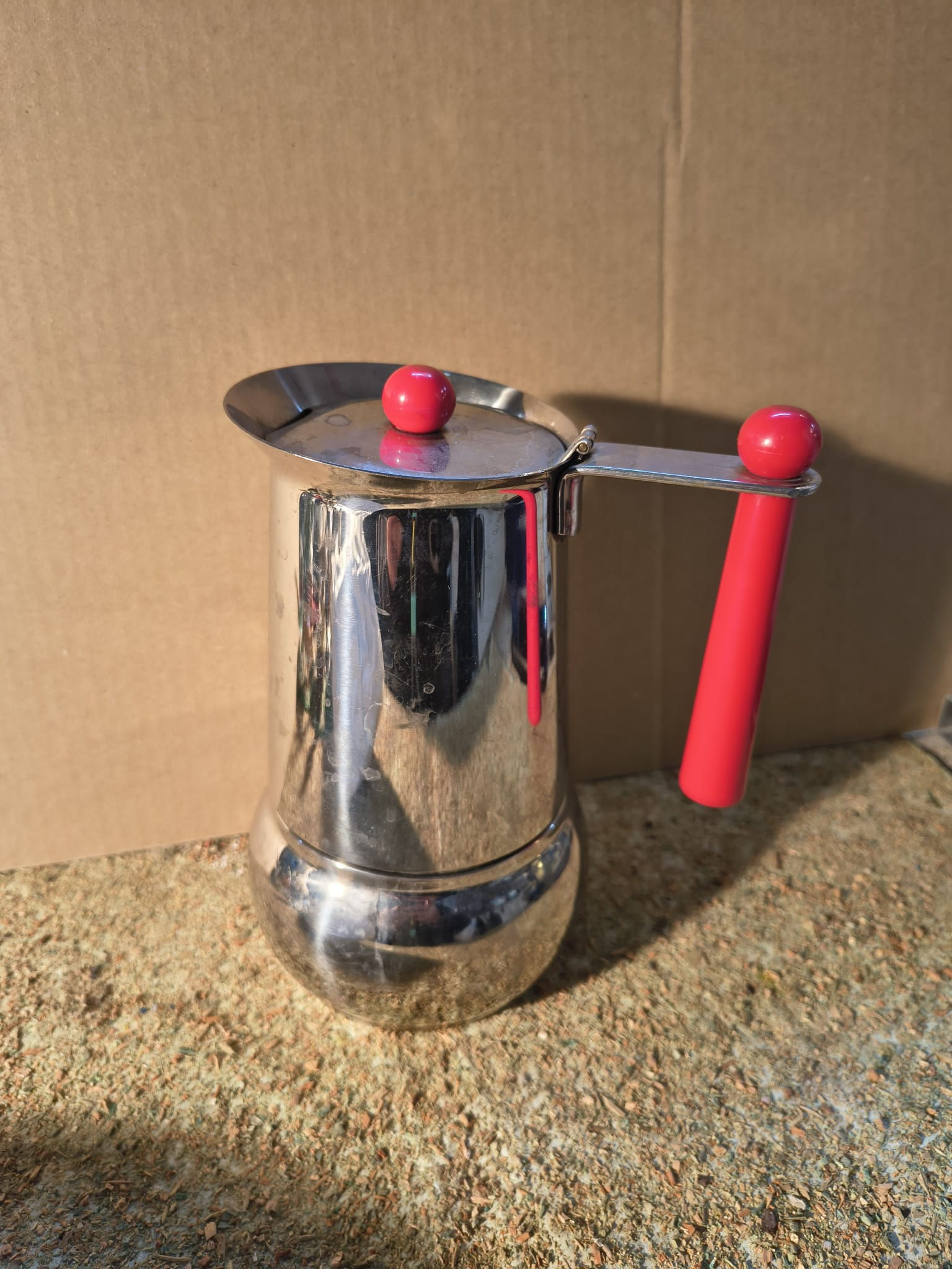 Macchinetta per Caffè Moka 6 Tazze Acciaio con Particolari Rossi