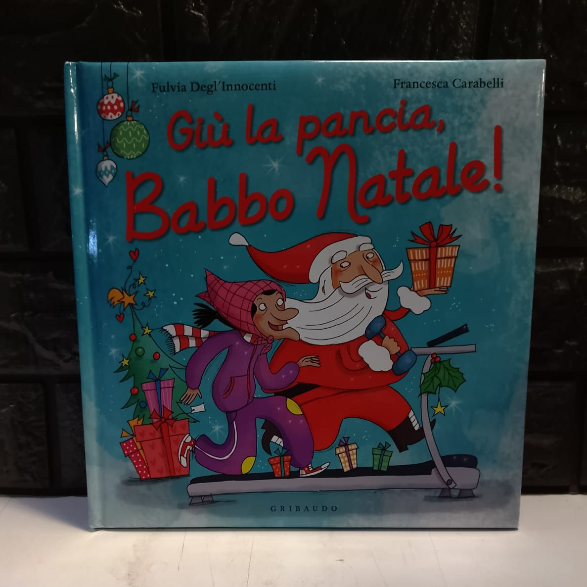Libro Giù la pancia, Babbo Natale! di Degl'Innocenti e Carabelli [Garibaudo]
