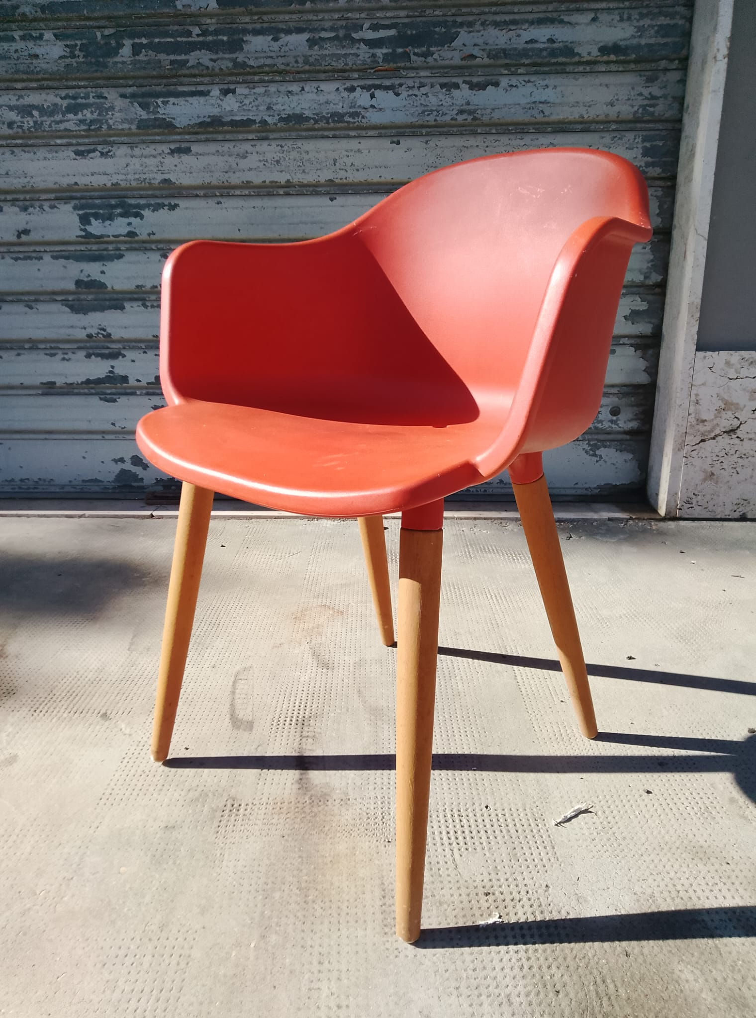 Sedia In Plastica Arancione con Gambe Legno Stile Design Svedese