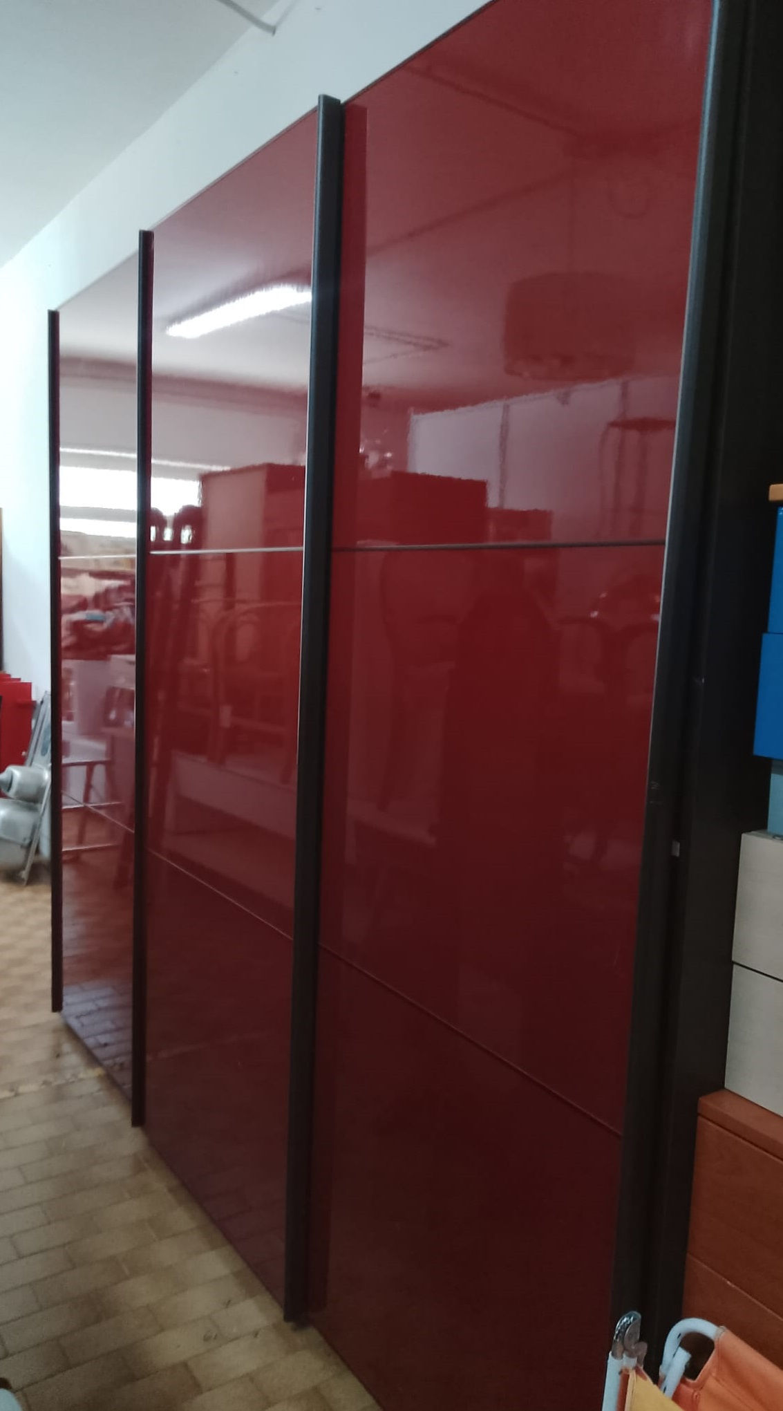 Armadio Moderno 3 Ante Scorrevoli Rosso e Wengè