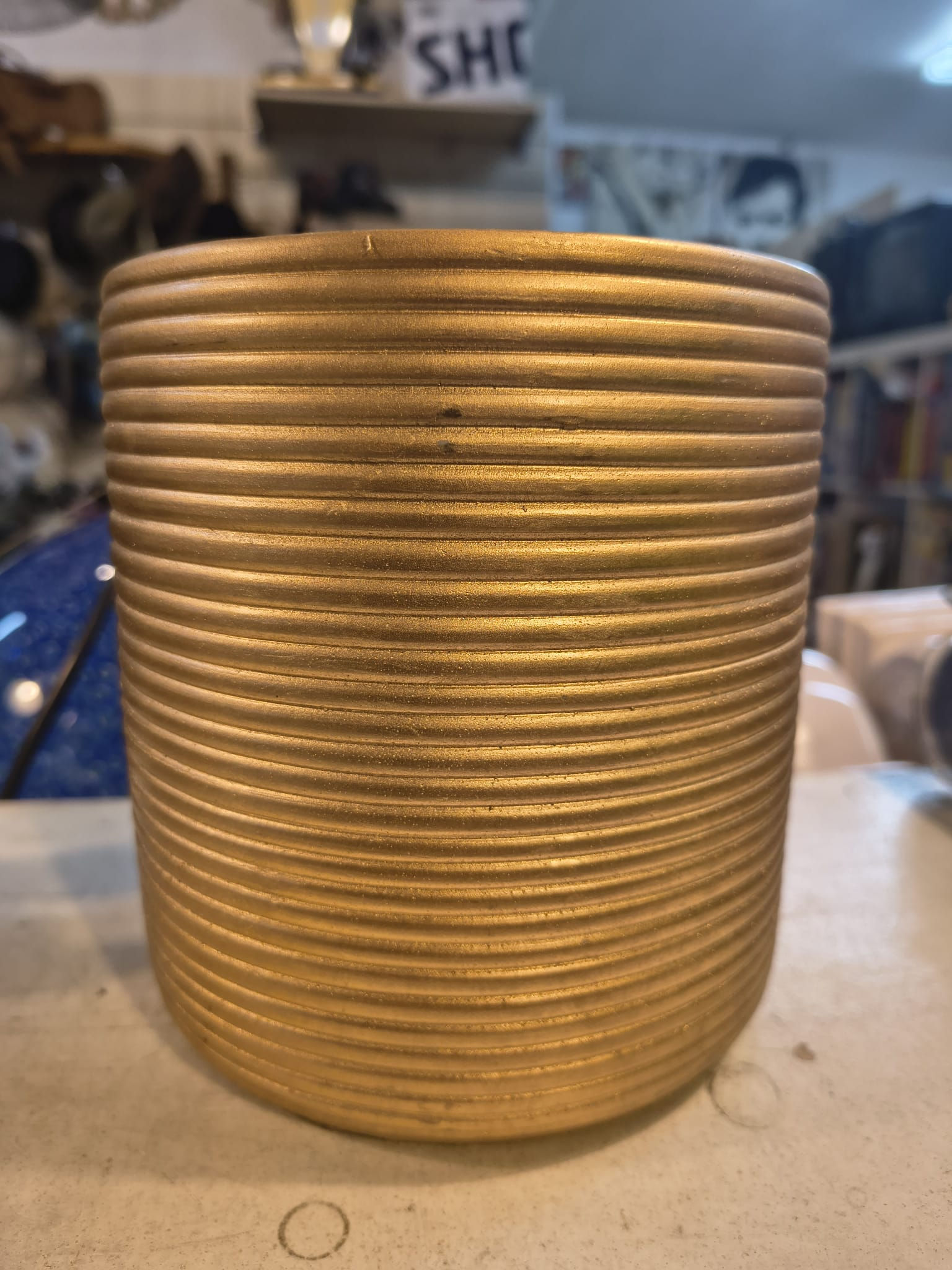 Porta vaso Cilindro Rigato in Terracotta Dorata