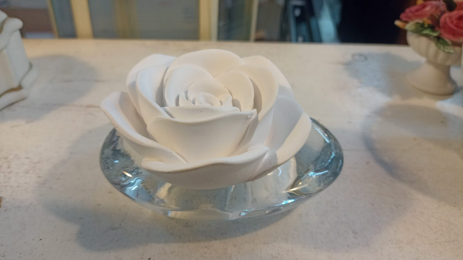 Diffusore di Essenze Profumatore d'Ambiente Fiore in Gesso Con Base in Cristallo