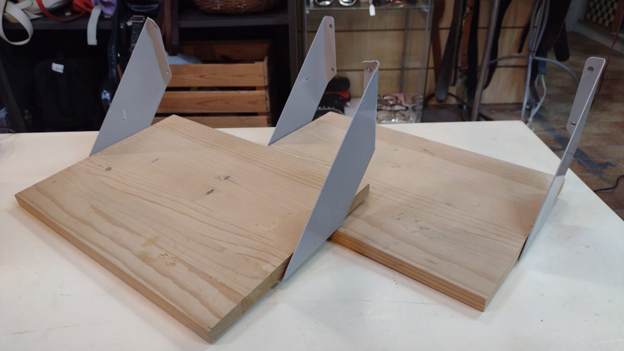 Mensola Quadrata in Legno Chiaro con Supporti in Metalllo