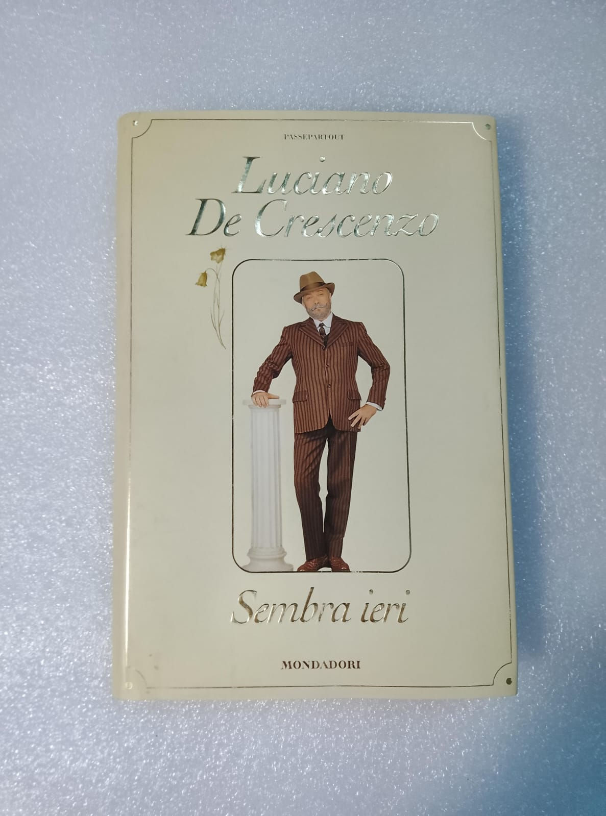 Libro SEMBRA IERI di Luciano De Crescenzo