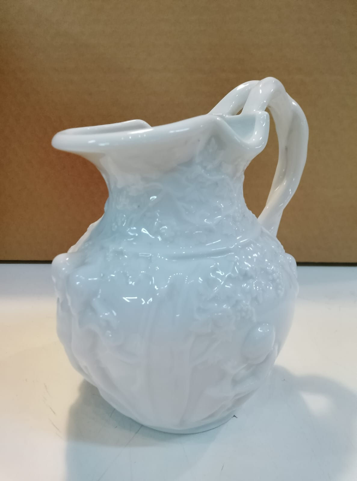 Caraffetta in Ceramica Bianca Decorata a Rilievo FUSTENBERG