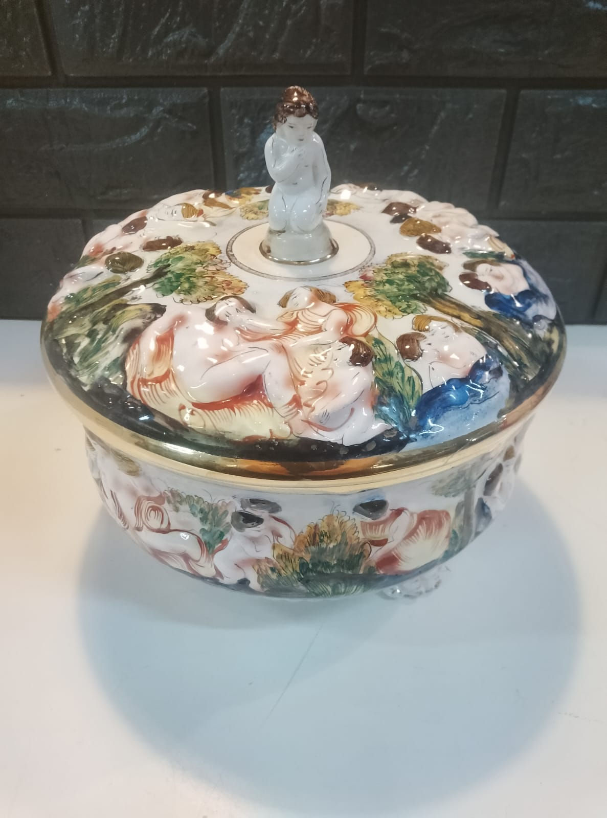 Grande Scatola Rotonda di Porcellana di Capodimonte Dipinta a Mano