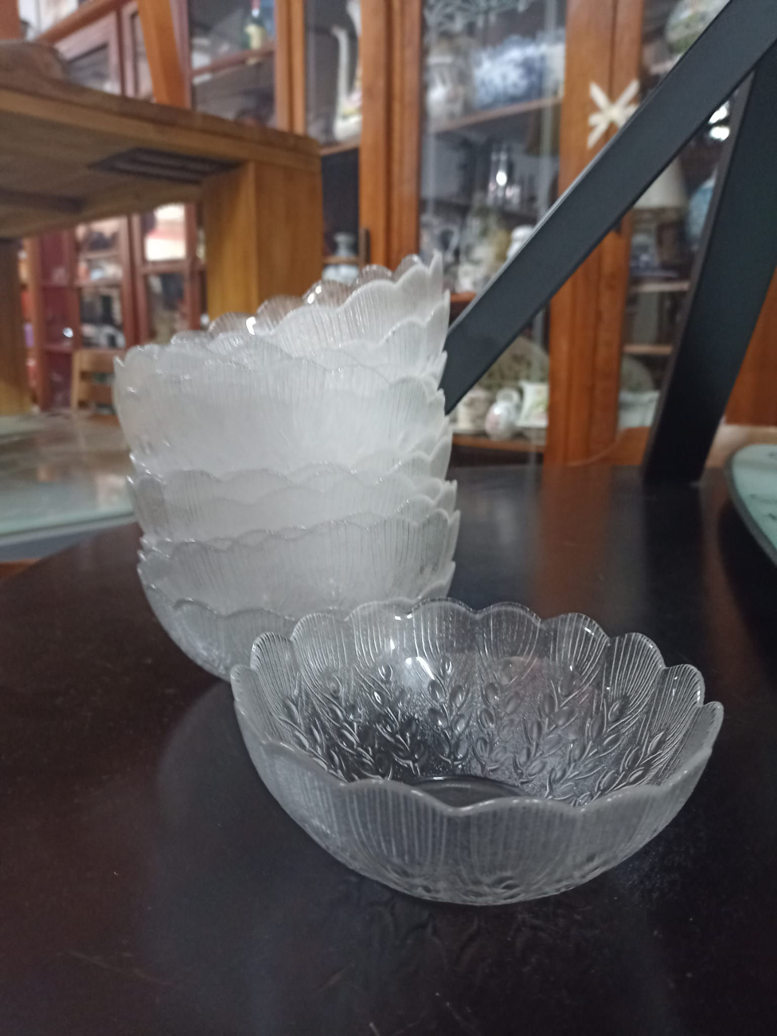 Servizio per 12 Persone di Coppette in Vetro Opaco Decorato a Rilievo