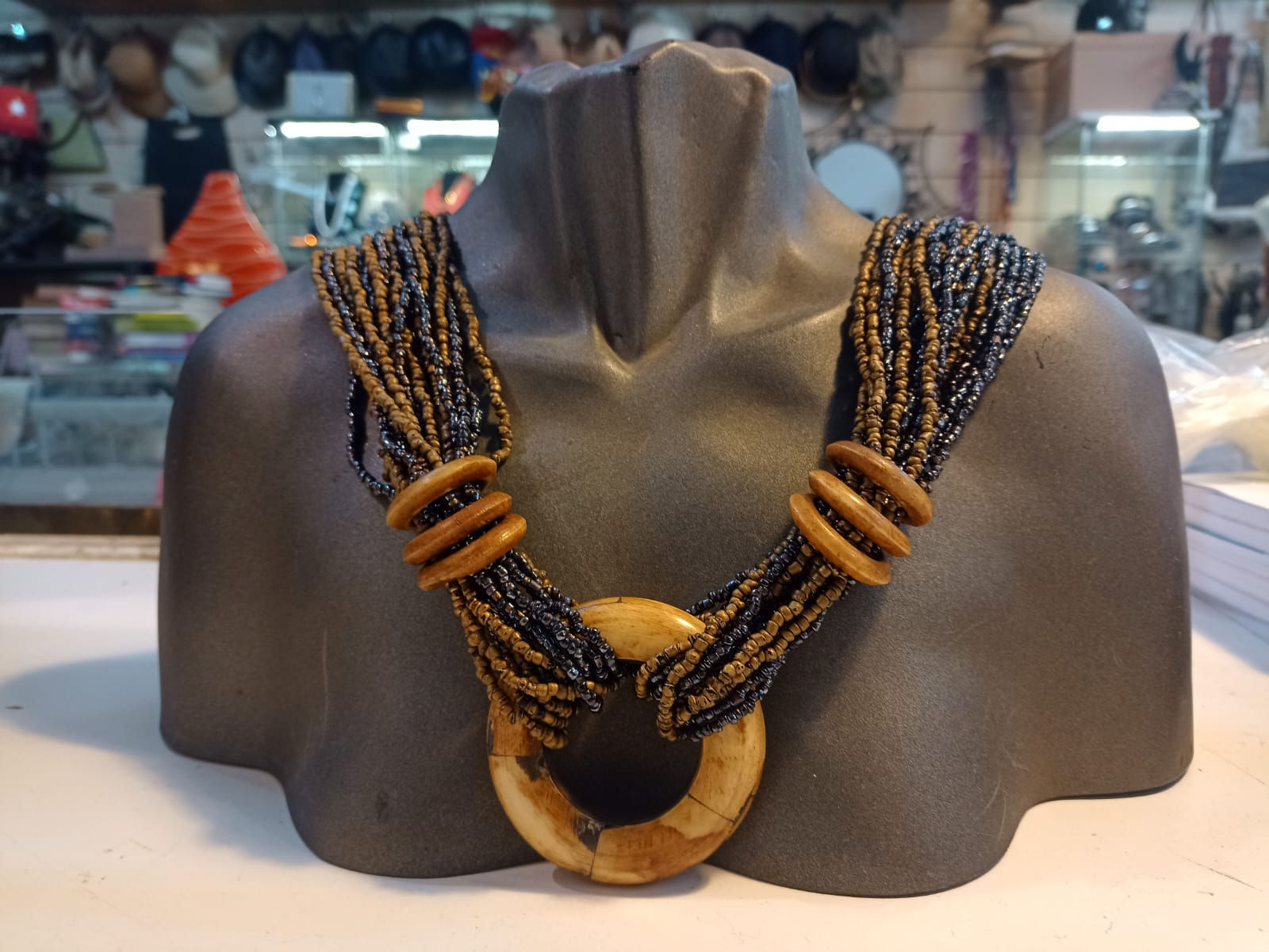 Collana Multifilo di Perline con Inserti Effetto Osso