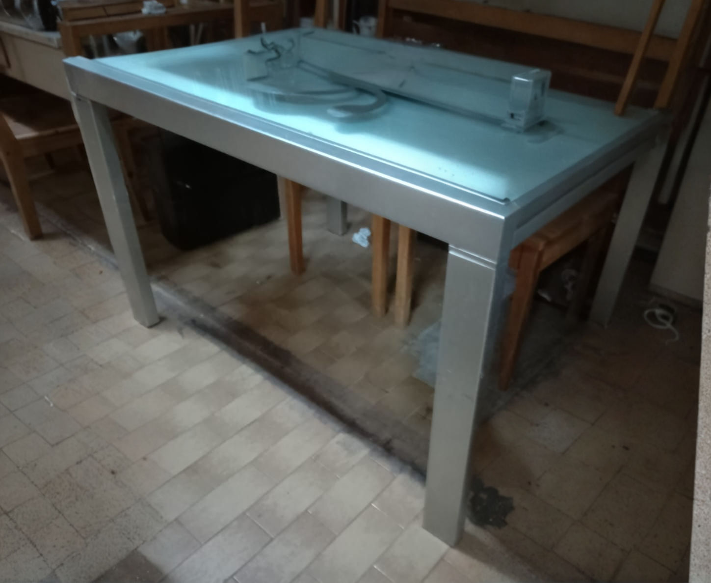 Tavolo Rettangolare Moderno Estensibile Struttura Acciaio Piano in Vetro