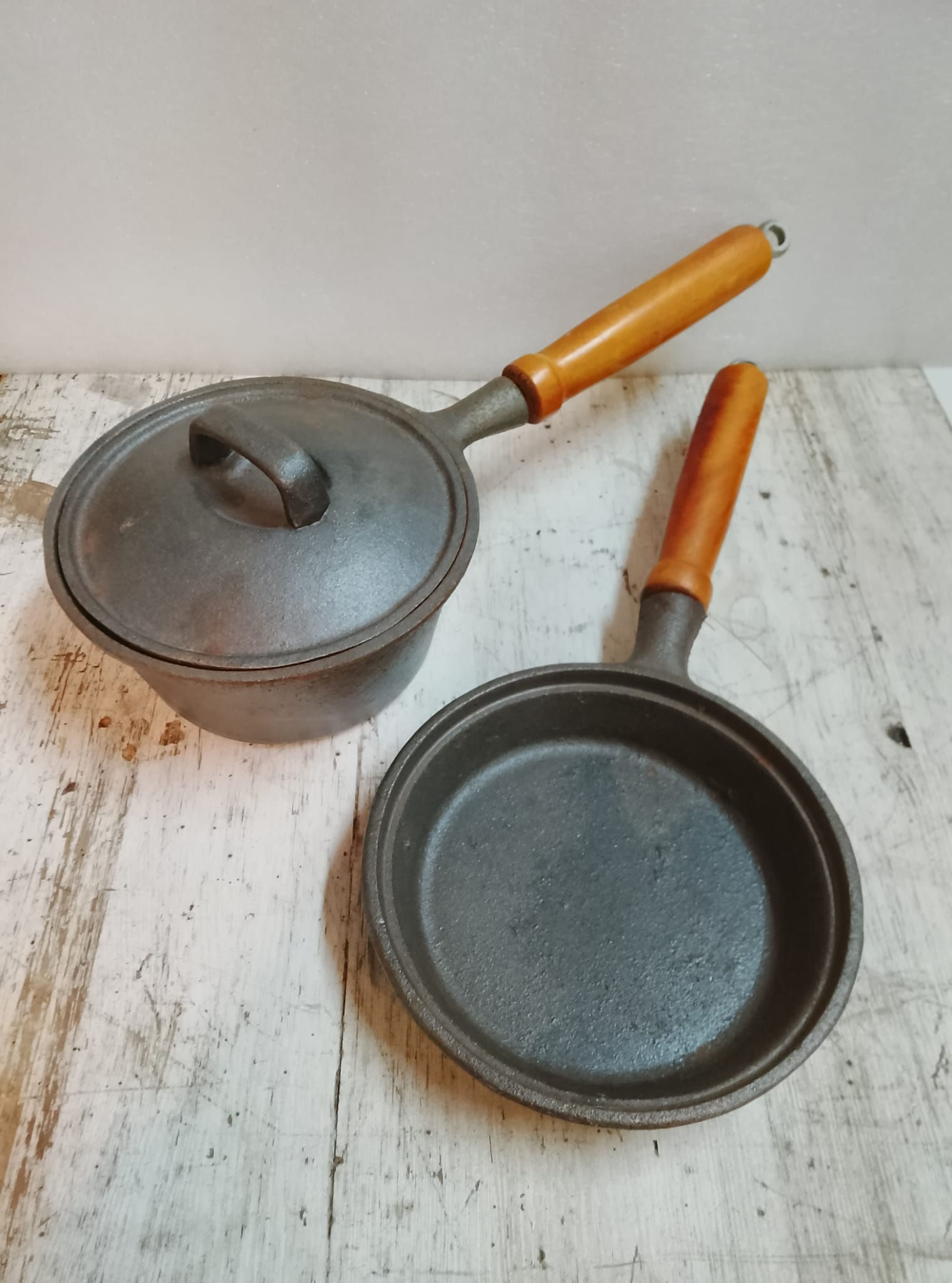 Padellino per Uovo, Pentolino Sughiera e 1 Coperchio in Ghisa con Manico Legno