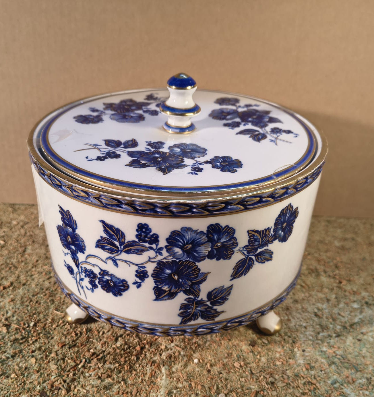 Scatola Rotonda porta Bon-bon in Finissima Porcellana Decoro Blu e Oro