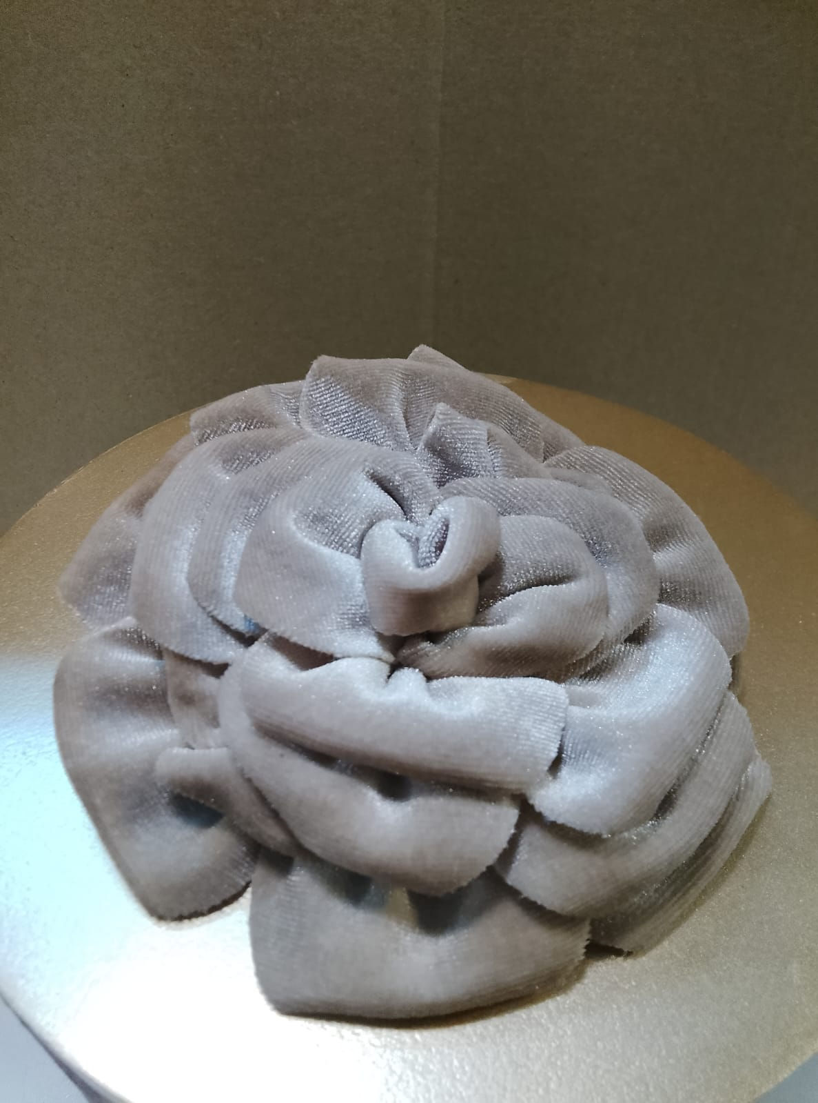 Spilla o Fermaglio Grande Fiore Velluto Tortora