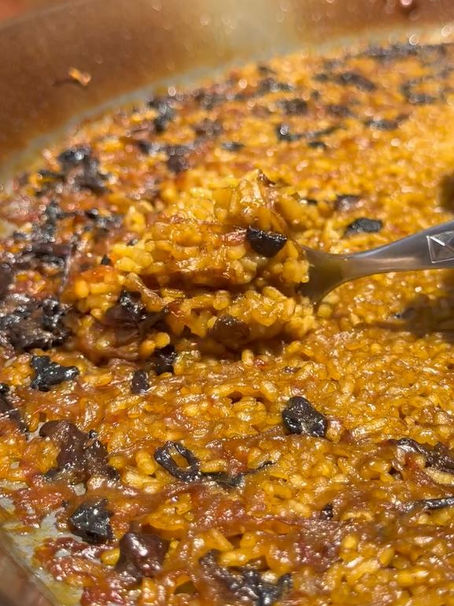 Arroz de setas con cebolla caramelizada y costillas glaseadas: receta fácil y llena de sabor