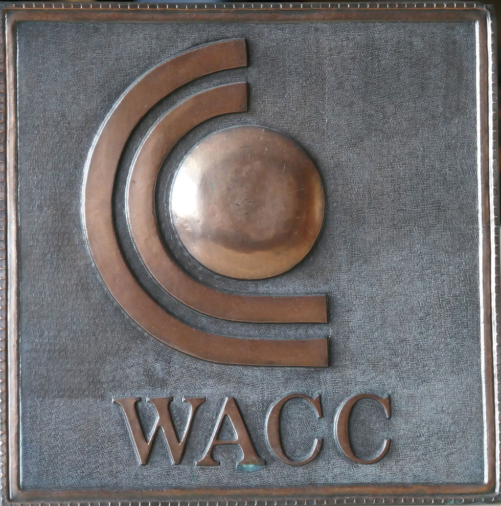 El logotipo original de la WACC representaba el mundo abarcado por las dos c’s de la comunicación cristiana.