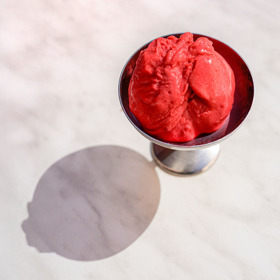 Glace signée Joséphine composé d'une boule fraise 