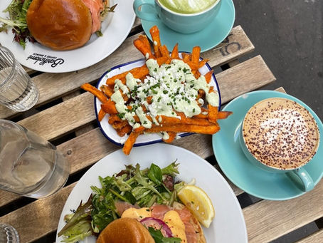 À Lyon, les options ne manquent pas. Entre bouchons traditionnels, adresses branchées, restaurants intimistes et lieux conviviaux, il est parfois difficile de savoir où réserver. Pourtant, le meilleur critère pour choisir un restaurant à Lyon reste simple : votre humeur. Voici comment adapter votre choix à votre énergie du moment.