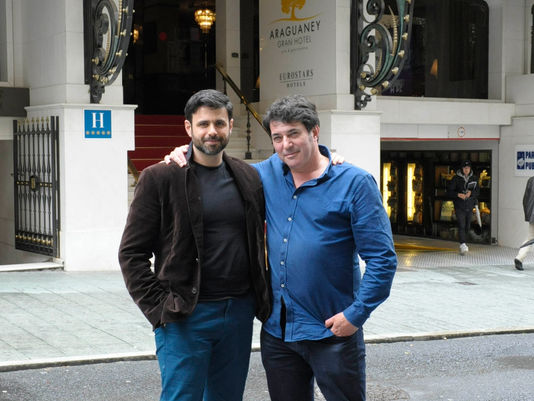 Ghaleb Jaber Martínez mostró los estudios de CTV al productor neoyorkino Miles Roston con el que exp