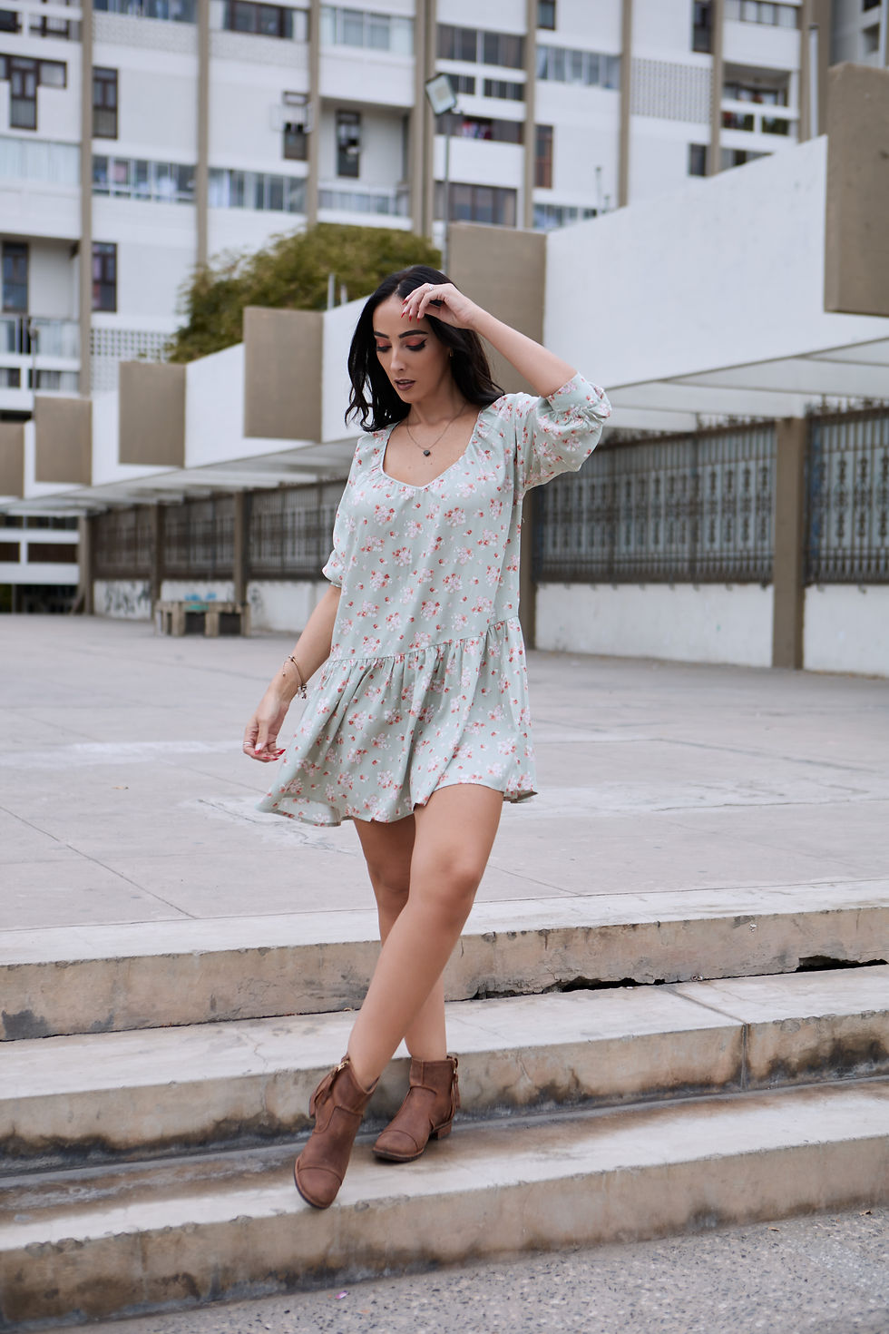 Miniatura: Vista en otra modelo del vestido de estilo boho Jack color verde floral