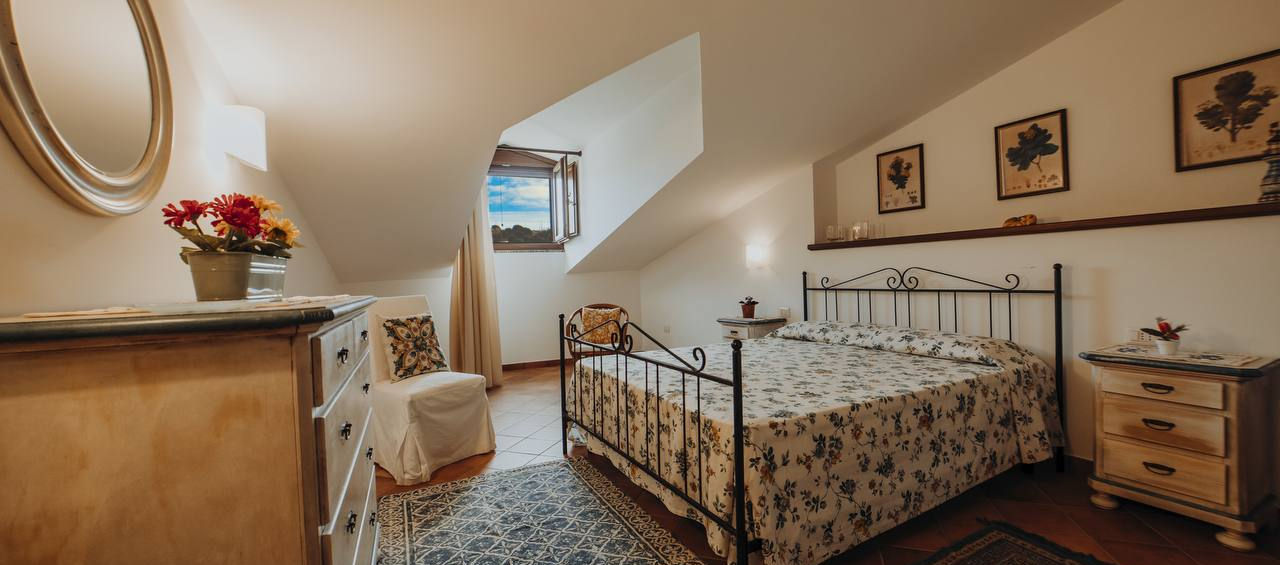 Camera da letto matrimoniale di un trilocale