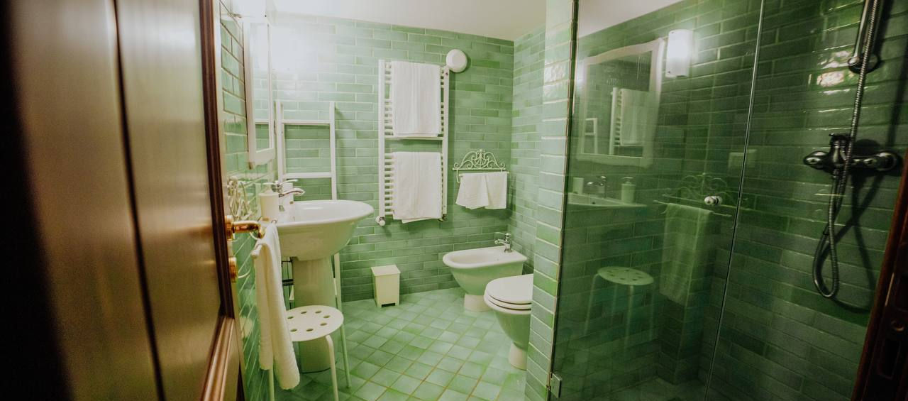 Bagno completo con doccia