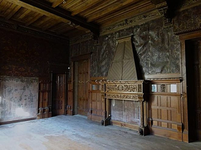 The Library prior to renovation with Ricardo and Francisca`s initials over the stove. Fotocredit: UMSEISUM