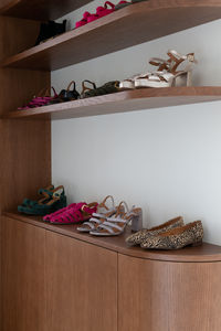 étagères en bois de noyer