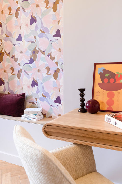 Création d'un espace bureau élégant avec bureau suspendu en bois et papier peint aux motifs abstraits. appartement des années 70 à lyon 69006