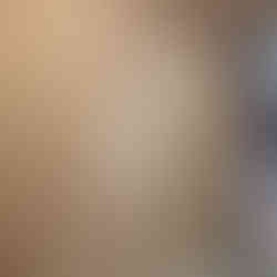 Mur et porte avec moulures peintes dans un bureau en rénovation à Paris, détails de finitions classiques