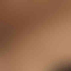 Détail de moulures décoratives au-dessus d’une porte dans un espace de bureaux à Paris