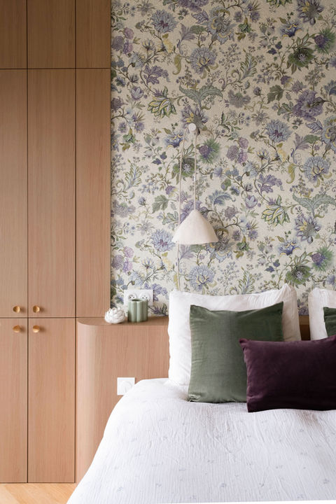 Conception de chambre parentale sur mesure avec menuiserie en bois clair et papier peint fleuri par Studio Castille à Lyon