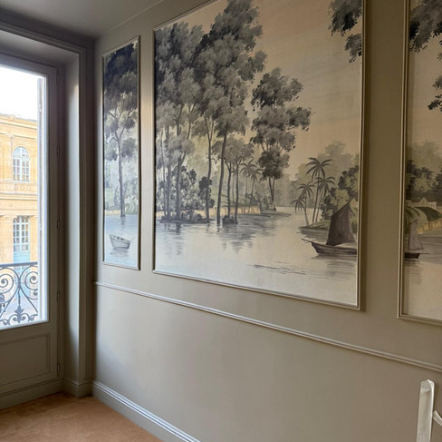 Papier peint panoramique décoratif posé dans un bureau rénové à Paris, ambiance élégante et lumineuse