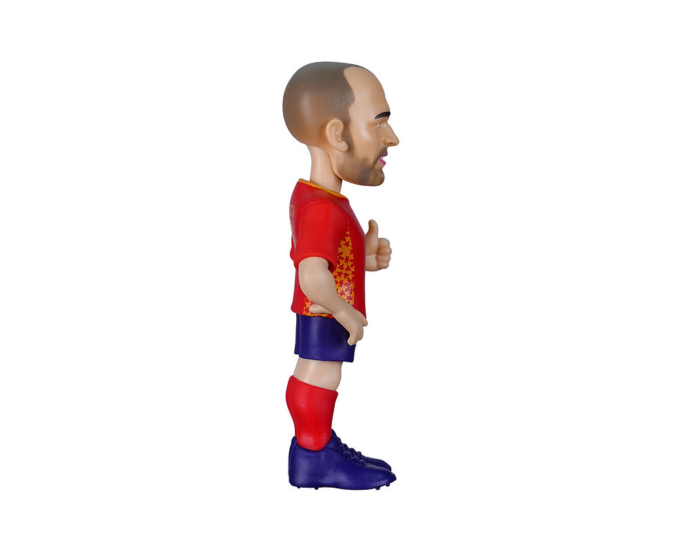 Miniaturbild: Vue de profil droit de la figurine de collection Iniesta Minix en posture de meneur de jeu sur le terrain.