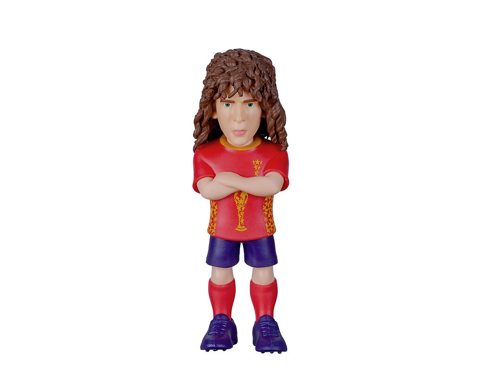 Figurine Minix Carles Puyol en maillot officiel rouge de l'équipe d'Espagne avec ses cheveux longs frisés, vue de face.