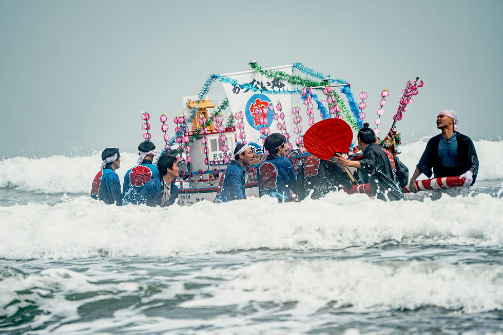 In mid-June, Atsunai Shrine will hold Mikoshi Festival that goes into the sea to pray for good catch, and safety and health of the villagers.
