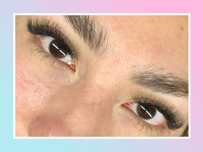 Mirada con extensiones de pestañas