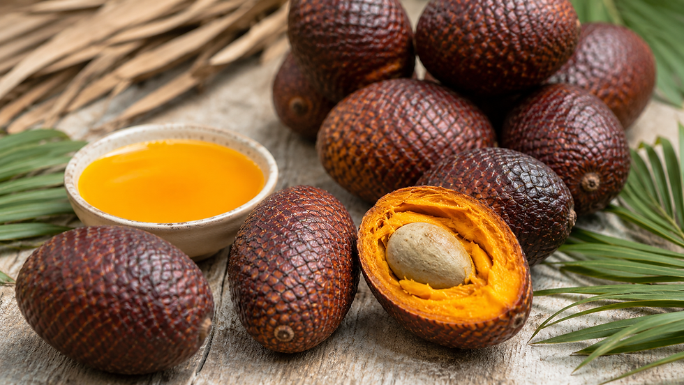 Buriti fresco do Cerrado brasileiro com polpa alaranjada rica em betacaroteno