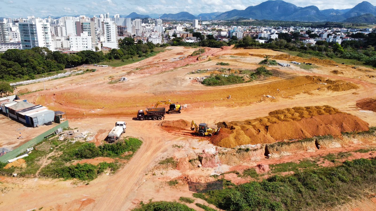 Terraplenagem em campo