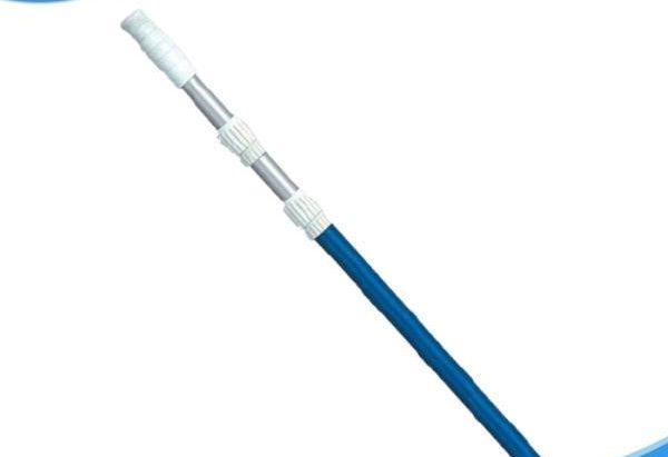 Cách kết nối sào nhôm với vợt vớt rác để vệ sinh bể bơi