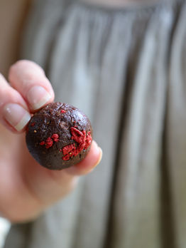 Healthy Strawberry + Chocolate Brownie Bites