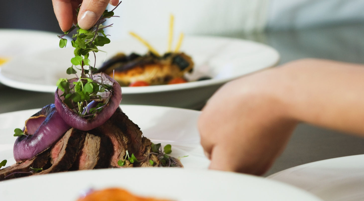 食事を飾りシェフ