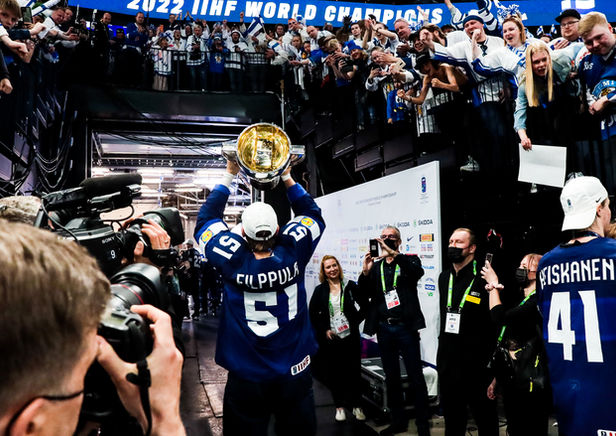 Valtteri Filppula pokaalin kanssa.