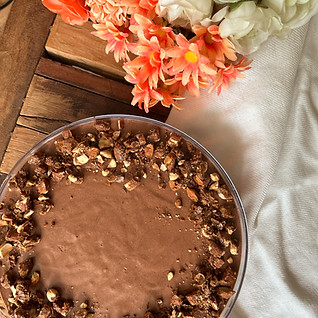 mousse de dois chocolates decorado com crocante de amêndoas
